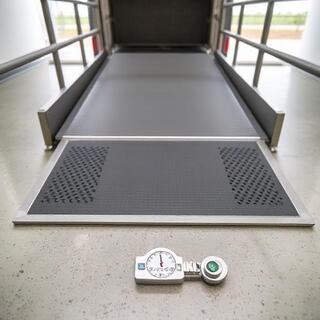 Low-angle ramp setup for calm loading