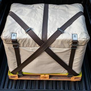 Straps set at opposed angles across a crate